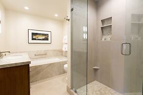 Luxury Four Bedroom Multi-level Townhouse 4 Townhouse by Redawning