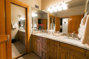 Luxury Three Bedroom Suite with Two Hot Tubs 3 Apartment Hotel by RedA