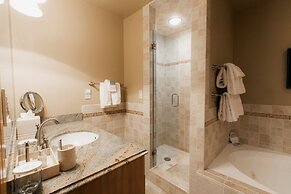 Luxury Three Bedroom Suite with Two Hot Tubs 3 Apartment Hotel by RedA