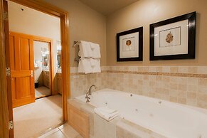 Luxury Three Bedroom Suite with Two Hot Tubs 3 Apartment Hotel by RedA