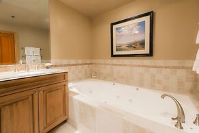 Luxury Three Bedroom Suite with Two Hot Tubs 3 Apartment Hotel by RedA