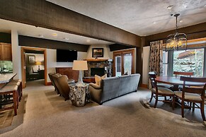 Luxury Three Bedroom Suite with Two Hot Tubs 3 Apartment Hotel by RedA