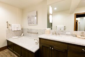 Luxury Four Bedroom Multi-level Townhouse With Hot Tub 4 Townhouse by 