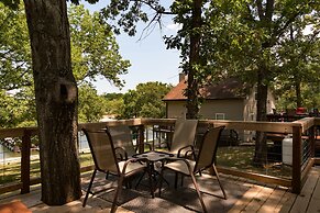 Firefly Cottage 2 Bedroom Cabin by RedAwning