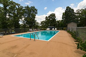 Firefly Cottage 2 Bedroom Cabin by RedAwning