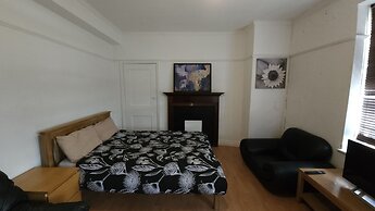 London Edgware Station Apartment