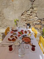 SARI KEÇİ TAŞ OTEL