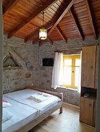 SARI KEÇİ TAŞ OTEL