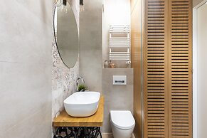 Deluxe Apartment Przedwiosnie by Renters
