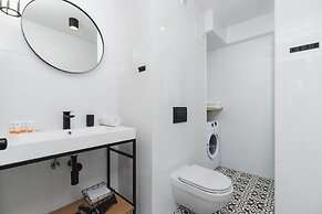 Studio Krakow Czarnowiejska by Renters