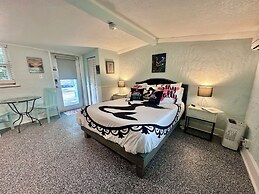 Neptune's Grotto Waterfront Retreat