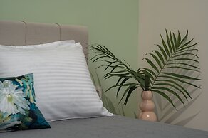 Andy & Hari's Elegant Town Studios