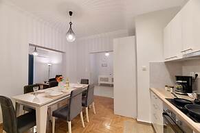 GTD8210 - Acropolis Cozy Apt.