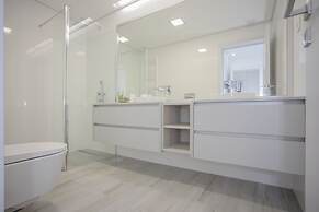 Liiiving -Luxury River View Apartment IV