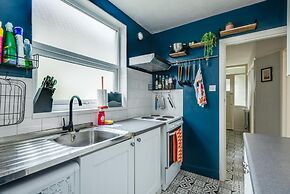 Cheerfull 3-bedroom Home With Parking Garden