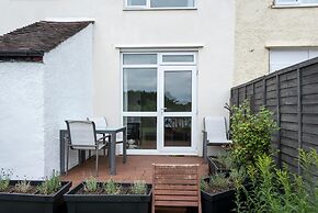 Cheerfull 3-bedroom Home With Parking Garden