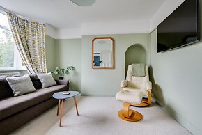 Cheerfull 3-bedroom Home With Parking Garden