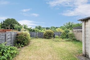 Cheerfull 3-bedroom Home With Parking Garden