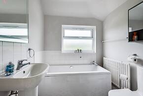 Cheerfull 3-bedroom Home With Parking Garden