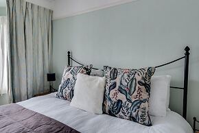 Cheerfull 3-bedroom Home With Parking Garden