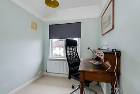 Cheerfull 3-bedroom Home With Parking Garden