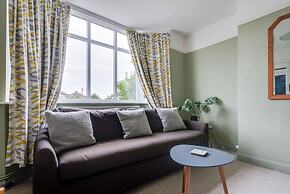 Cheerfull 3-bedroom Home With Parking Garden