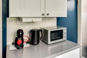 Cheerfull 3-bedroom Home With Parking Garden