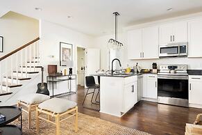 Hart Suite 8 by Avantstay Gorgeous Town House w/ Modern Amenities in N