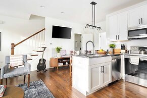 Hart Suite 10 by Avantstay Gorgeous Town House w/ Modern Amenities in 