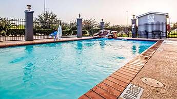 Super 8 by Wyndham Laredo