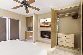 Poolside Fun King Suite