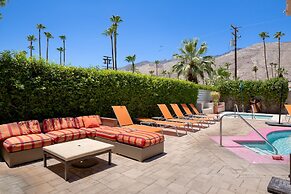 Poolside Fun King Suite