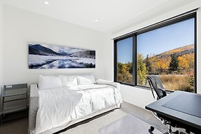 Modern Mountain Retreat