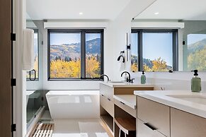 Modern Mountain Retreat