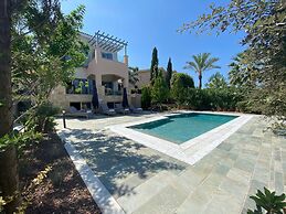 Phaedrus Living: Amorosa 13 Beachside Villa