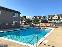 Bridgepoint Ii 5d 2 Bedroom Condo by RedAwning