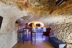 Immaculate 6 Bed House - Unique Cellar Bar- Airbnb
