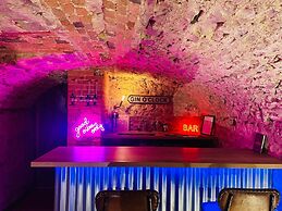 Luxury Group Celebration House With Hot Tub & Bar!