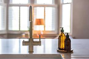 Luxury Group Celebration House With Hot Tub & Bar!