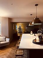 Luxury Group Celebration House With Hot Tub & Bar!