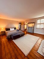 Luxury Group Celebration House With Hot Tub & Bar!