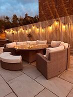 Luxury Group Celebration House With Hot Tub & Bar!