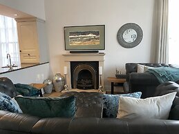 Stunning 2-bed-2bath Apt in Whitby With Parking