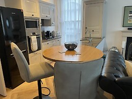 Stunning 2-bed-2bath Apt in Whitby With Parking