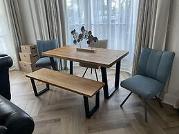 Stunning 2-bed-2bath Apt in Whitby With Parking