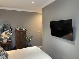 Stunning 2-bed-2bath Apt in Whitby With Parking