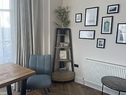 Stunning 2-bed-2bath Apt in Whitby With Parking