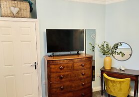 Stunning 2-bed-2bath Apt in Whitby With Parking