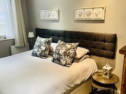 Stunning 2-bed-2bath Apt in Whitby With Parking