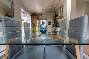 Newly Renovated, Stylish Self-catering Apartment